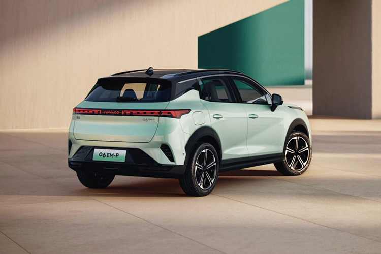 Thoạt nhìn, xe Lynk &amp; Co 06 EM-P có bảng đồng hồ full LCD 10,25 inch, màn hình điều khiển trung tâm 12,3 inch nổi tích hợp chip buồng lái kỹ thuật số Ekatong E02 và vô lăng ba chấu đáy phẳng. Ngoài ra, bảng điều khiển trung tâm có dung tích chứa đồ 9,4 lít và hỗ trợ sạc không dây.