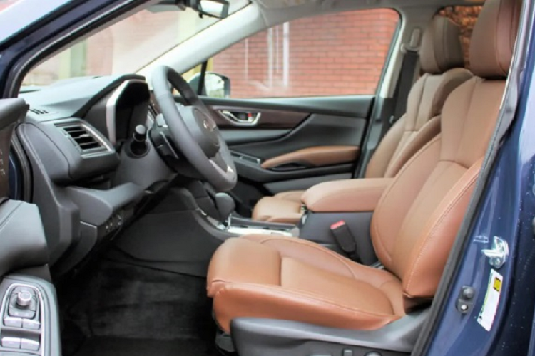 Khoang cabin có nhiều chi tiết gợi liên tưởng đến “người anh em” Forester. Về trang bị an toàn, mẫu SUV này được cung cấp gói công nghệ EyeSight bao gồm các tính năng tiên tiến, hiện đại như: cảnh báo điểm mù, báo phương tiện cắt ngang khi lùi, báo và duy trì làn đường, ga tự động thích ứng, hỗ trợ phanh khẩn cấp tự động…