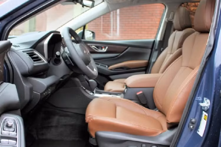 Khoang cabin có nhiều chi tiết gợi liên tưởng đến “người anh em” Forester. Về trang bị an toàn, mẫu SUV này được cung cấp gói công nghệ EyeSight bao gồm các tính năng tiên tiến, hiện đại như: cảnh báo điểm mù, báo phương tiện cắt ngang khi lùi, báo và duy trì làn đường, ga tự động thích ứng, hỗ trợ phanh khẩn cấp tự động…