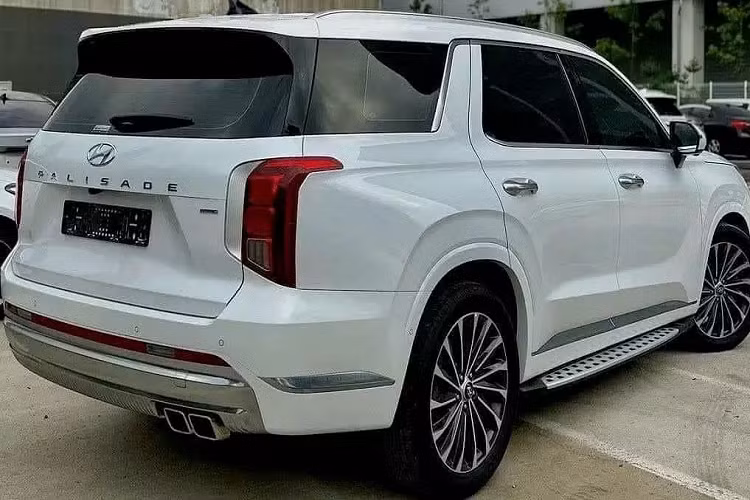 Nếu giá bán này là chính xác, Hyundai Palisade 2024 mới sẽ có vị trí riêng trong dải sản phẩm của hãng, định vị trên dòng xe đàn em SantaFe (1,05-1,45 tỷ đồng). Từ năm 2019, đã có nhiều tin về việc Hyundai Thành Công sẽ bán chính hãng dòng Palisade. Nhưng hãng xe Hàn chỉ nhập một số ít xe để thăm dò và nghiên cứu thị trường. Ngoài ra, hãng không có kế hoạch bán hàng cụ thể.