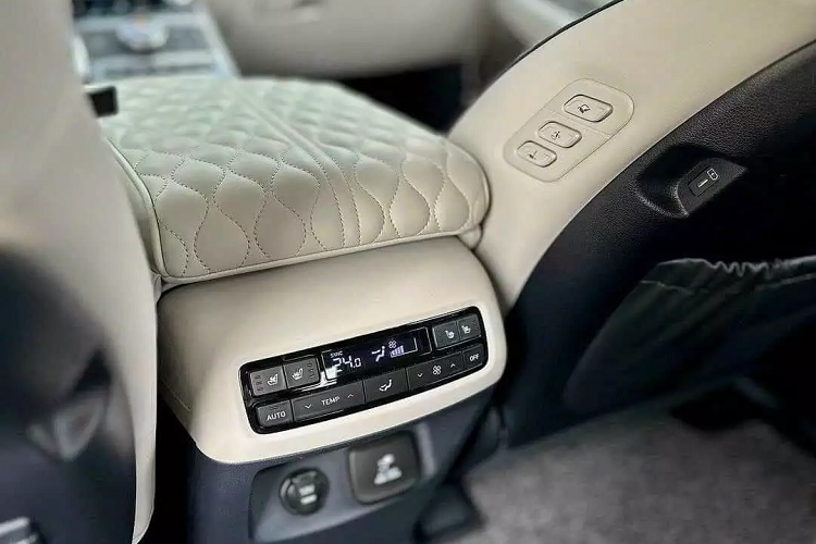 Trong mã sản phẩm của Hyundai, Palisade 2024 facelift được đặt tên là LX2 PE. Theo đó hậu tố PE được viết tắt từ cụm từ Product Enhancement, có nghĩa là sản phẩm nâng cấp. Mẫu xe mới được thiết kế theo hình khối vuông vắn hơn so với phiên bản trước. Đặc biệt là mặt lưới tản nhiệt theo thiết kế hình chữ nhất, kèm với đèn pha và đèn ban này DRL, trong khi cản trước được thiết kế lại với tấm ốp bảo vệ mới.