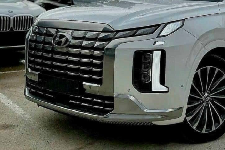 Lưới tản nhiệt được thiết kế theo triết lý Parametric Jewel design, nổi bật với các hình khối viên ngọc, mang đến cái nhìn trực quan và hiện đại hơn. Trong khi cụm đèn LED ban ngày được chuyển ra phía ngoài cụm đèn pha LED và đặt dọc theo cạnh đứng của đầu xe. Màn hình thông tin giải trí trung tâm của Hyundai Palisade 2023 cũng được nâng cấp lên 12,3 inch, cho phép chia đôi màn hình để hiển thị 2 tính năng cùng lúc.