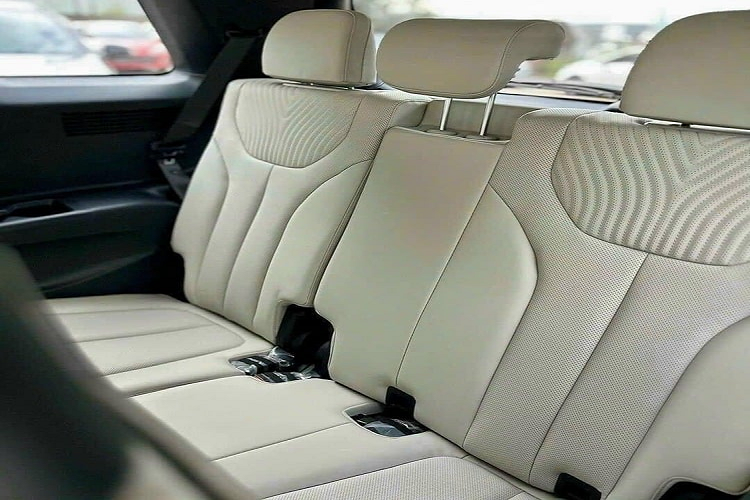 Ngoài ra, màn hình giải trí mới hỗ trợ kết nối Bluetooth 2 thiết bị, và cho phép phát cả 2 nguồn âm thanh cùng lúc. Điểm trừ là hai công nghệ kết nối Apple CarPlay và Android Auto chuyển từ không dây sang có dây. Hệ thống âm thanh tiêu chuẩn cũng chỉ trang bị 6 loa thường. Tuy nhiên một điểm đáng khen là Hyundai Palisade 2023 trang bị đầy đủ 2 ổ cắm sạc USB-C cho cả 3 hàng ghế.