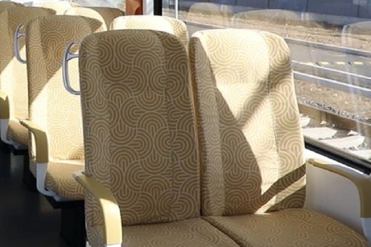 Vị đại diện đơn vị sản xuất đoàn tàu cho biết việc sử dụng pin nhiên liệu lai hydro và lithium có thể giúp giảm lượng khí thải carbon khoảng 40 tấn mỗi năm và chỉ thải ra nước tinh khiết, qua đó đạt mức phát thải bằng không. Ngoài ra, loại tàu này cũng được trang bị nhiều công nghệ mới như giá chuyển hướng có khớp nối và bánh xe đàn hồi, giúp giảm đáng kể tiếng ồn, cung cấp cho hành khách trải nghiệm thoải mái và yên tĩnh hơn.