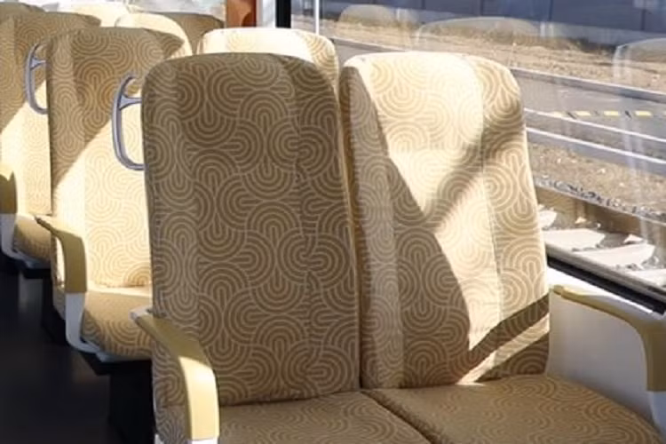 Vị đại diện đơn vị sản xuất đoàn tàu cho biết việc sử dụng pin nhiên liệu lai hydro và lithium có thể giúp giảm lượng khí thải carbon khoảng 40 tấn mỗi năm và chỉ thải ra nước tinh khiết, qua đó đạt mức phát thải bằng không. Ngoài ra, loại tàu này cũng được trang bị nhiều công nghệ mới như giá chuyển hướng có khớp nối và bánh xe đàn hồi, giúp giảm đáng kể tiếng ồn, cung cấp cho hành khách trải nghiệm thoải mái và yên tĩnh hơn.