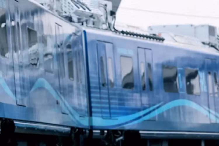 "Sản phẩm của chúng tôi sử dụng pin nhiên liệu hydro làm nguồn năng lượng chính, có thể sạc đầy trong 15 phút, cho phạm vi hoạt động không dưới 100 km", Zhang Hong, Phó tổng giám đốc của Viện nghiên cứu Công nghệ Vận tải Đường sắt Jingtou Bắc Kinh – đơn vị phát triển công nghệ của loại tàu này, cho biết. Bên cạnh đó, đoàn tàu có khả năng tự lái hoàn toàn mà không cần đến sự can thiệp của con người.