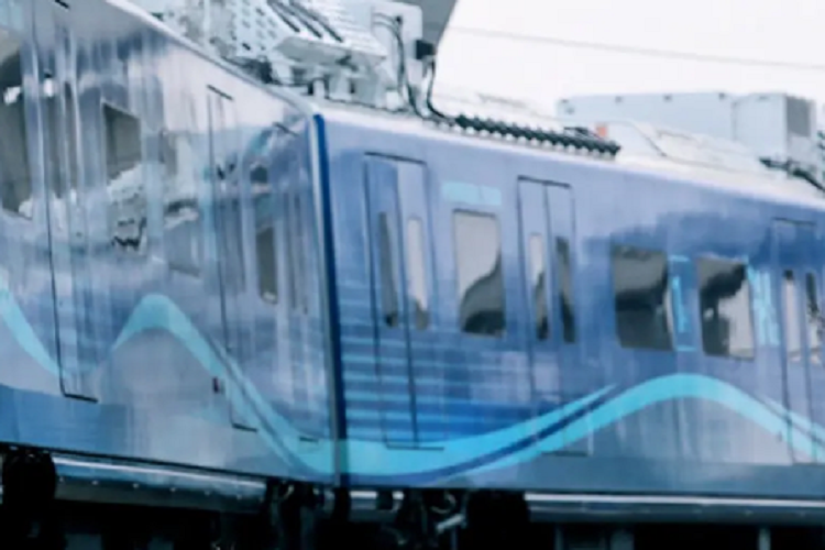 "Sản phẩm của chúng tôi sử dụng pin nhiên liệu hydro làm nguồn năng lượng chính, có thể sạc đầy trong 15 phút, cho phạm vi hoạt động không dưới 100 km", Zhang Hong, Phó tổng giám đốc của Viện nghiên cứu Công nghệ Vận tải Đường sắt Jingtou Bắc Kinh – đơn vị phát triển công nghệ của loại tàu này, cho biết. Bên cạnh đó, đoàn tàu có khả năng tự lái hoàn toàn mà không cần đến sự can thiệp của con người.