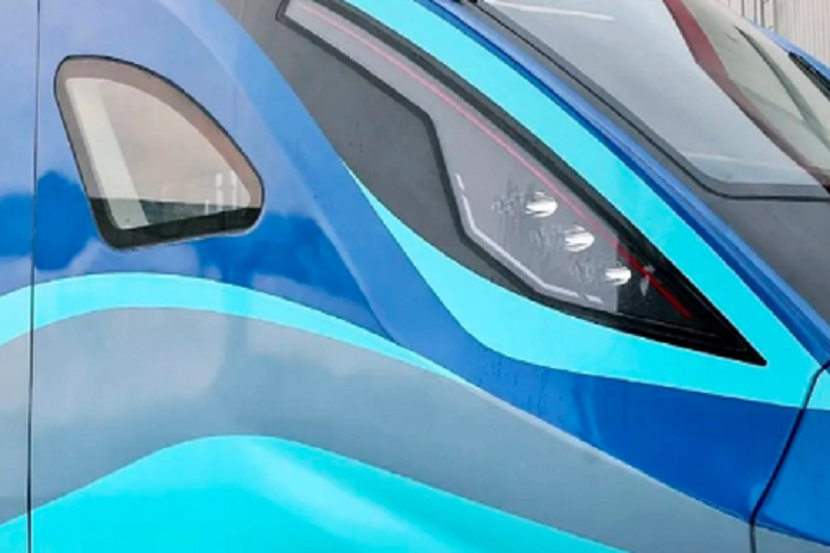 Bên cạnh hydro, đoàn tàu còn sử dụng một loại năng lượng khác là pin lithium. Trang China Daily cho biết, đoàn tàu tự lái của Trung Quốc có thể thu hồi động năng, sử dụng năng lượng được tạo ra trong quá trình phanh để sạc pin lithium, đồng thời nhiệt do pin nhiên liệu hydro tạo ra được dùng để sưởi ấm không khí vào mùa đông, giúp tiết kiệm năng lượng đáng kể.