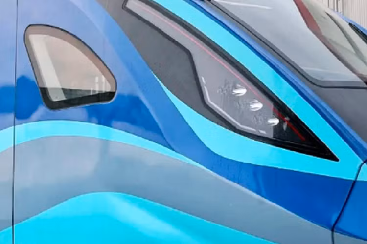 Bên cạnh hydro, đoàn tàu còn sử dụng một loại năng lượng khác là pin lithium. Trang China Daily cho biết, đoàn tàu tự lái của Trung Quốc có thể thu hồi động năng, sử dụng năng lượng được tạo ra trong quá trình phanh để sạc pin lithium, đồng thời nhiệt do pin nhiên liệu hydro tạo ra được dùng để sưởi ấm không khí vào mùa đông, giúp tiết kiệm năng lượng đáng kể.