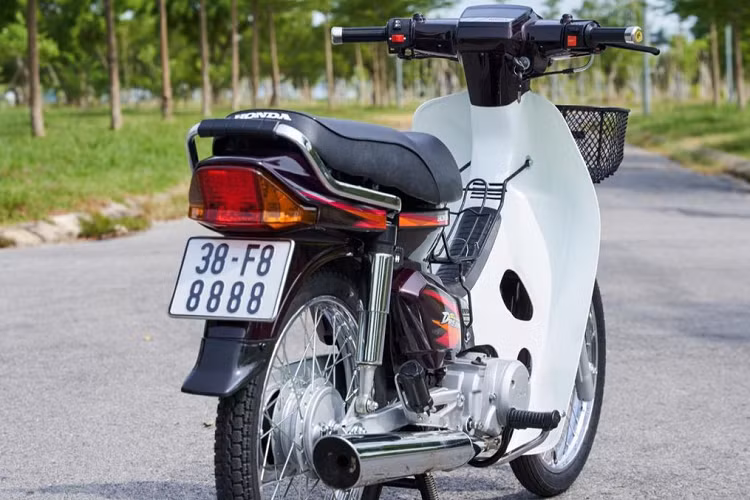 Vừa qua, một tài khoản cá nhân tên N.H.Đ (Hà Tĩnh) đã đăng tải bài rao bán chiếc Honda Super Dream đời 2003 biển "tứ quý 8" mang số hiệu 38-F8 - 8888 với giá lên đến 288 triệu đồng. 