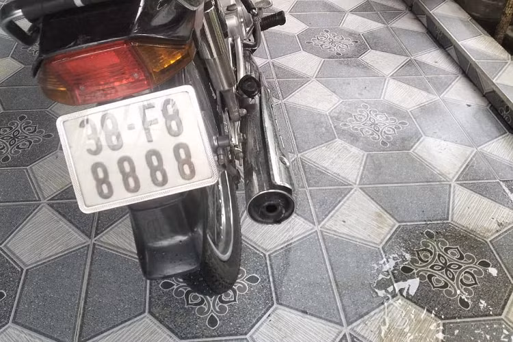 Điều đáng nói là, các thông tin về số khung số máy của chiếc Honda Super Dream đời 2003 biển số 38 F8-8888 cấp cho anh Đ cũng trùng khớp với số khung số máy của chiếc Honda Super Dream đời 2003 biển số 38 F8-8888 do anh T đang lưu giữ.