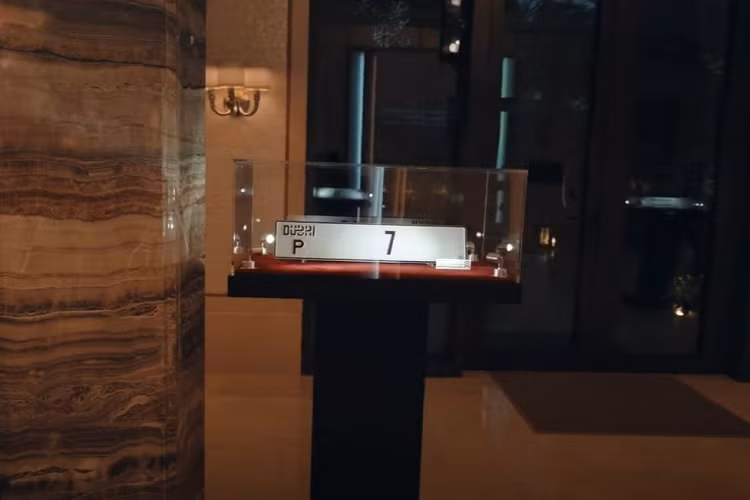 Nhiều người cho rằng, vị chủ nhân "bí ẩn" của chiếc biển số này chính là Elon Musk - CEO của Tesla, và việc biển số P7 gắn trên Tesla Model X chính là "chiến thuật" marketing của thương hiệu xe điện Mỹ.