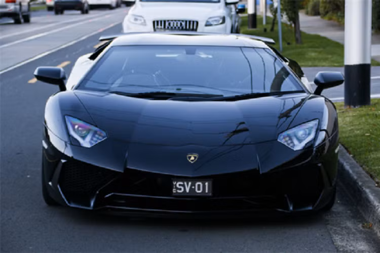 Thú vị hơn, biển số chiếc xe này còn là SV-01, tức ám chỉ đây là Lamborghini Aventador SV duy nhất hoặc đầu tiên ở Australia, tất nhiên đây đều chỉ là các giả thiết, nhưng việc chiếc Lamborghini Aventador SV bị bắt gặp trên đường cao tốc trong vai trò xe tập lái là thật.