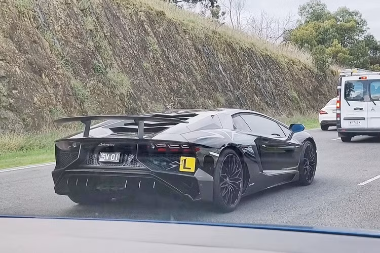 Về chiếc siêu xe giới hạn Lamborghini Aventador SV mới bị bắt gặp trong vai trò xe tập lái, mẫu xe này rất nổi tiếng trên toàn thế giới vì chỉ sản xuất ra đúng 600 xe Coupe và 500 bản mui trần, chiếc trong bài thuộc bản coupe.