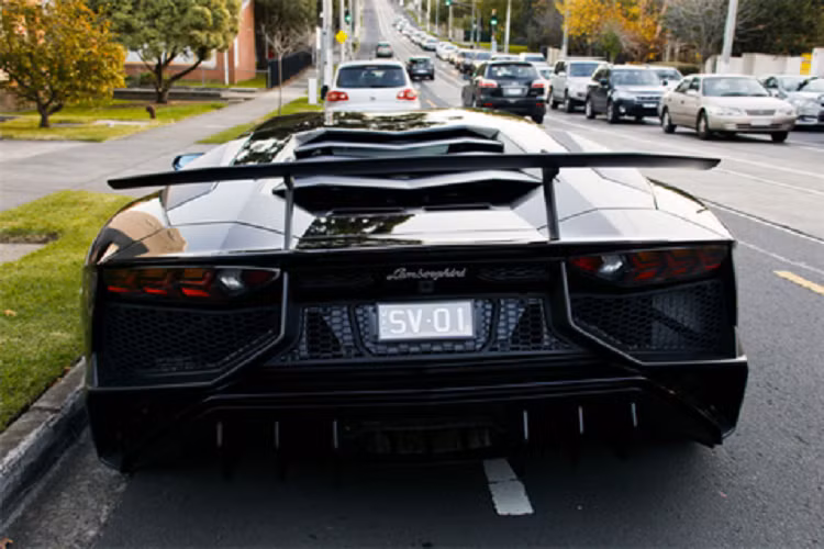 Giá xe Lamborghini Aventador SV tại Australia đâu đó trên 14 tỷ đồng, khá rẻ so với các con số trên 30 tỷ đồng mà các đại gia Việt phải bỏ ra để sở hữu xe khi ra biển trắng, còn nếu chơi biển NG, giá sẽ dao động từ 10 tỷ đến 13 tỷ đồng.
