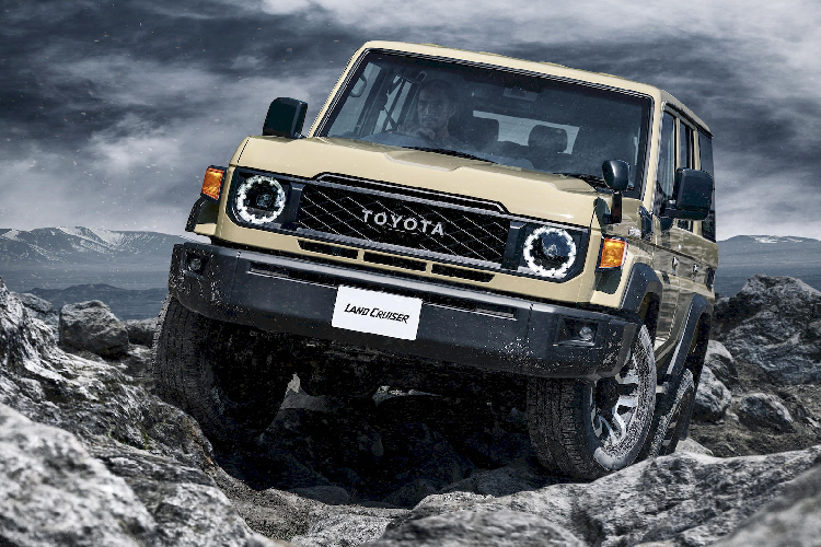 Một trong số những điểm mới đáng chú ý nhất thuộc về phần động cơ xe. Toyota Land Cruiser 70 đời 2024 sẽ được trang bị máy dầu diesel tăng áp 1GD-FTV với 4 xy-lanh, dung tích 2.8L, công suất 150 kW (204 PS) và mô-men xoắn cực đại 500 Nm, kết hợp với hộp số tự động 6 cấp Super ECT. Đây chính là loại động cơ được dùng cho các phiên bản Prado 250 tại nhiều thị trường như Tây Âu, Đông Âu, Nhật Bản, Trung Đông, v.v...