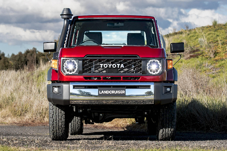 Những điểm nhấn hiện đại bao gồm màn hình hiển thị đa thông tin 4,2 inch trong cụm đồng hồ và màn hình cảm ứng 6,7 inch hỗ trợ Android Auto và Apple CarPlay. Toyota cũng bổ sung thêm cho xe các hệ thống an toàn thuộc gói Toyota Safety Sense như cảnh báo chệch làn đường, hỗ trợ biển báo giao thông và đèn pha tự động.