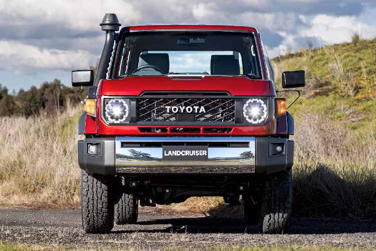 Những điểm nhấn hiện đại bao gồm màn hình hiển thị đa thông tin 4,2 inch trong cụm đồng hồ và màn hình cảm ứng 6,7 inch hỗ trợ Android Auto và Apple CarPlay. Toyota cũng bổ sung thêm cho xe các hệ thống an toàn thuộc gói Toyota Safety Sense như cảnh báo chệch làn đường, hỗ trợ biển báo giao thông và đèn pha tự động.