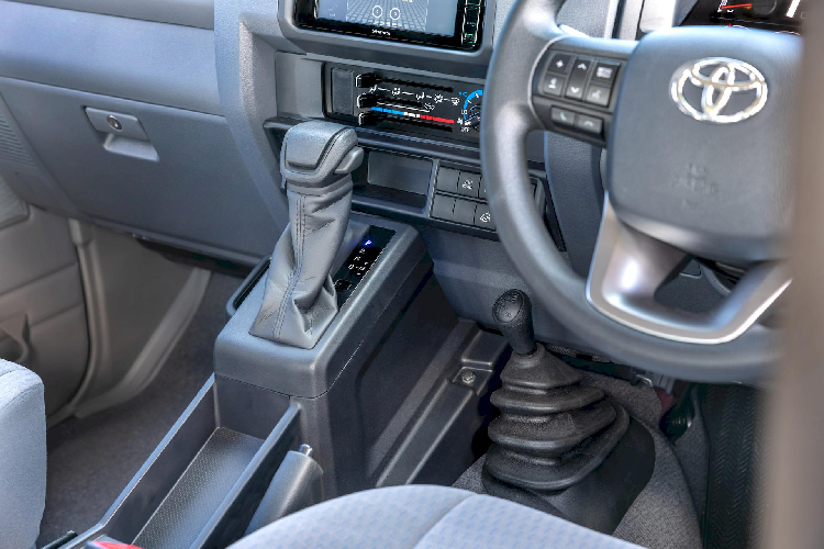 Theo Toyota, Land Cruiser 70 đời 2024 có chiều dài 4.890 mm, rộng 1.870 mm, cao 1.920 mm và chiều dài cơ sở 2.730 mm. Khung gầm dạng chassis rời đã được cải tiến để mang lại cảm giác lái thoải mái hơn trên đường nhựa thông thường trong khi vẫn duy trì khả năng off-road tốt.