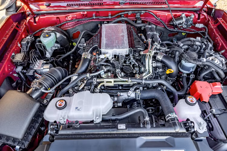 Tiến vào bên trong, thiết kế chung của cabin vẫn quen thuộc. Chỉ có khu vực "yên ngựa" đã được thiết kế lại để đặt cần số điều khiển hộp số tự động 6 cấp. Ngoài ra, cách thức điều khiển hệ thống vi sai của xe sẽ là loại cần gạt hoặc loại núm xoay, tùy theo cấp độ cấu hình.