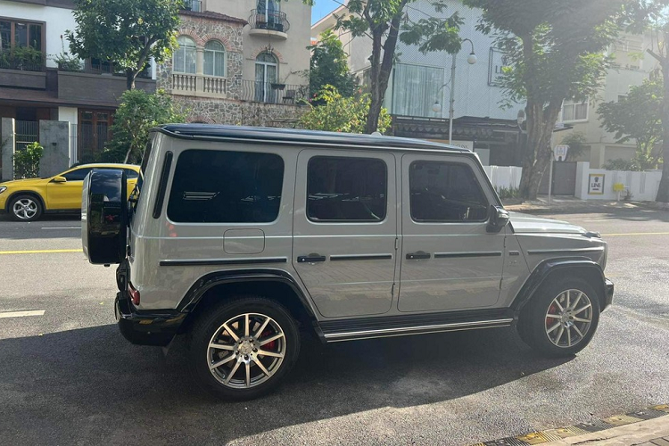 Chiếc SUV hạng sang Mercedes-AMG G63 lúc Cường Đô la đặt mua chính hãng để tặng cho bà xã Đàm Thu Trang có giá chính hãng 10,95 tỷ đồng, chưa bao gồm các tùy chọn thêm cũng như là chi phí lăn bánh. Xe đầu tiên sở hữu màu sơn rất cá tính là China Blue tại Việt Nam, và sau 4 năm sử dụng, đã chính thức bán lại "ông vua địa hình" để đổi sang màu xe Range Rover SV cho vợ trải nghiệm. 