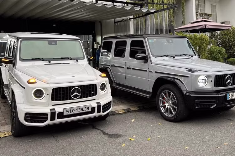 Thú vị hơn, đến nay, danh tính người mua lại 2 chiếc xe Mercedes-AMG G63 nổi tiếng này là một tay buôn xe cũ ở quận 7, TP HCM, như vậy không hẹn mà gặp, hiện tại 2 chiếc SUV hạng sang Mercedes-AMG G63 của Cường Đô la và Hiền Hồ đã về chung 1 nhà.