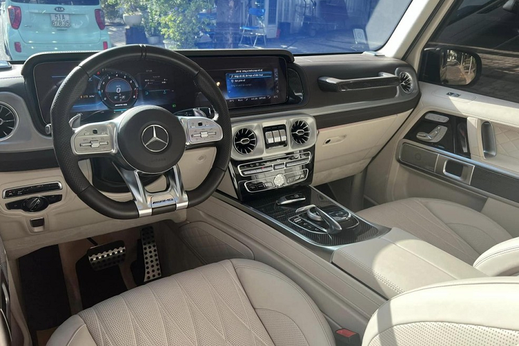 Sức mạnh được truyền tới cả 4 bánh thông qua hộp số tự động AMG Speedshift Plus 9 cấp, nhờ đó, chiếc SUV hạng sang Mercedes-AMG G63 có thể tăng tốc từ vị trí xuất phát lên 100 km/h trong thời gian 4,5 giây trước khi đạt vận tốc tối đa 220 km/h.