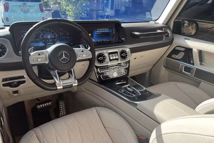 Sức mạnh được truyền tới cả 4 bánh thông qua hộp số tự động AMG Speedshift Plus 9 cấp, nhờ đó, chiếc SUV hạng sang Mercedes-AMG G63 có thể tăng tốc từ vị trí xuất phát lên 100 km/h trong thời gian 4,5 giây trước khi đạt vận tốc tối đa 220 km/h.