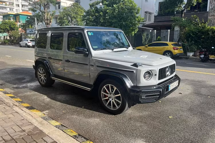 Nguyên bản, SUV hạng sang Mercedes-AMG G63 của Cường Đô la có màu xanh China Blue, bộ áo chỉ có trên 10 chiếc xe G63 tại Việt Nam đang sở hữu, giá rao bán Mercedes-AMG G63 này cũng được tiết lộ là từ 9,3 tỷ đồng, chưa bao gồm giảm giá nếu như khách có thiện chí.