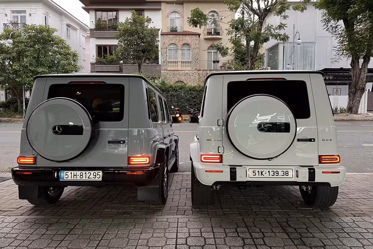 Người mua lại 2 chiếc xe Mercedes-AMG G63 nổi tiếng này còn chia sẻ rằng xe quá đẹp, và dự tính trưng luôn ở showroom để cho sáng mặt tiền, nhưng rất có thể, gặp khách hàng vào việc nhanh, chốt giá như mong muốn rất có thể sẽ sang tay.
