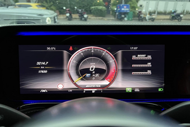 Mercedes-AMG G63 sử dụng khối động cơ xăng V8, tăng áp kép, dung tích 4.0 lít mới nhất. Động cơ này tạo ra công suất tối đa 585 mã lực tại tua máy 6.000 vòng/phút và mô-men xoắn cực đại 850 Nm tại dải tua máy 2.500 - 3.500 vòng/phút.