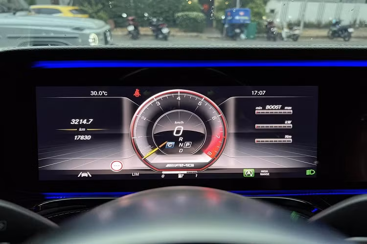 Mercedes-AMG G63 sử dụng khối động cơ xăng V8, tăng áp kép, dung tích 4.0 lít mới nhất. Động cơ này tạo ra công suất tối đa 585 mã lực tại tua máy 6.000 vòng/phút và mô-men xoắn cực đại 850 Nm tại dải tua máy 2.500 - 3.500 vòng/phút.