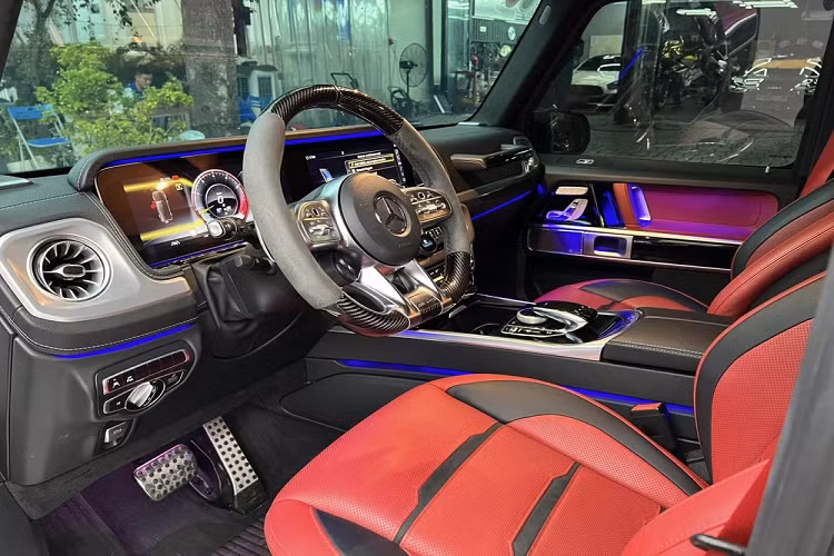 Ngoài khác nhau ở màu sơn chính, nội thất xe SUV hạng sang Mercedes-AMG G63 của Hiền Hồ và Cường Đô la cũng tương phản. Trong khi "nội y" xe của nữ ca sĩ có màu đỏ chủ đạo, thì chiếc G63 của Đàm Thu Trang lại mang màu trắng.