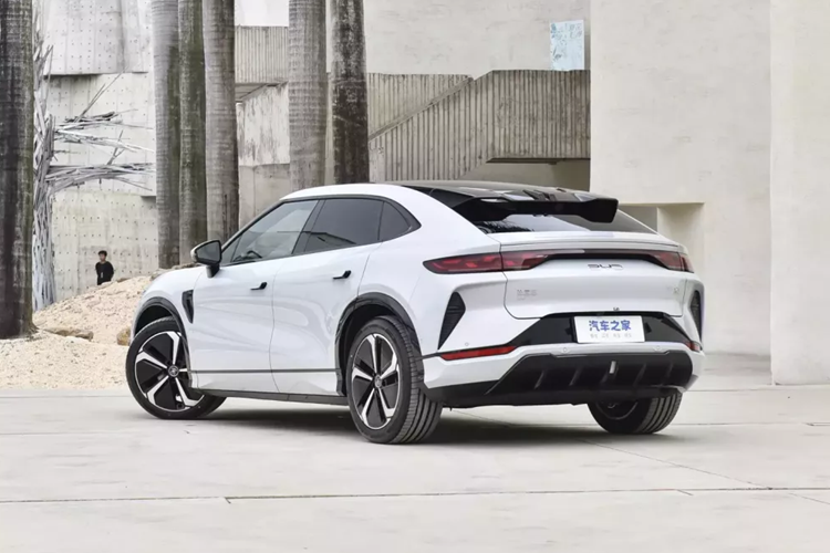 Thiết kế hình dáng tổng thể của BYD Song L dựa trên chủ đề thẩm mỹ mặt rồng tiên phong, nhìn trực quan, phần đầu xe rộng và phẳng, mặt trước đầy tính thể thao và sắc sảo, lưới tản nhiệt phía trước làm nổi bật thiết kế hầm hố, cùng các dải chrome giống "râu rồng" xuất hiện từ phía trước.