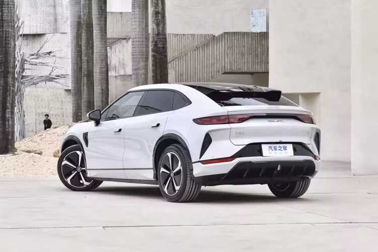 Thiết kế hình dáng tổng thể của BYD Song L dựa trên chủ đề thẩm mỹ mặt rồng tiên phong, nhìn trực quan, phần đầu xe rộng và phẳng, mặt trước đầy tính thể thao và sắc sảo, lưới tản nhiệt phía trước làm nổi bật thiết kế hầm hố, cùng các dải chrome giống "râu rồng" xuất hiện từ phía trước.