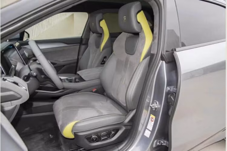 Không chỉ nhiều người đang mong chờ Model Y mới sẽ ra mắt vào năm tới, vì nhiều đối thủ cạnh tranh đang ghen tị với Model Y, nên đương nhiên sẽ có nhiều hơn đối thủ đã cố gắng hết sức để thách thức. Trong sáu tháng qua, từ Xpeng G6 đến Zhiji LS6, mỗi lần ra mắt đều bán với giá bất ngờ. Đầu tiên mang lại kết quả chói sáng là Xpeng G6. Nó có đầy đủ khả năng công nghệ và hiệu suất chi phí cao, và sự phổ biến của thị trường đã được đáp ứng ngay lập tức.