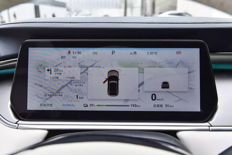 Về nội thất, chiếc xe BYD Song L áp dụng phong cách thiết kế tối giản, các đường nét của bảng điều khiển trung tâm xếp chồng lên nhau và so le khiến chiếc xe trông phong phú theo từng lớp.