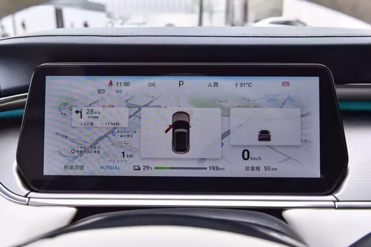 Về nội thất, chiếc xe BYD Song L áp dụng phong cách thiết kế tối giản, các đường nét của bảng điều khiển trung tâm xếp chồng lên nhau và so le khiến chiếc xe trông phong phú theo từng lớp.