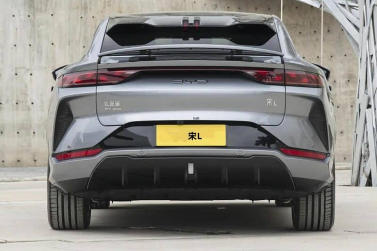 Hộc đựng cốc của BYD Song L có nút đậy, ngăn đựng đồ trung tâm vuông vắn, rộng rãi. Cốp xe rất phẳng và được trang bị phong phú, có hai móc, bốn điểm neo cho lưới hành lý, đèn chiếu sáng và ổ cắm điện ba pha 220V.