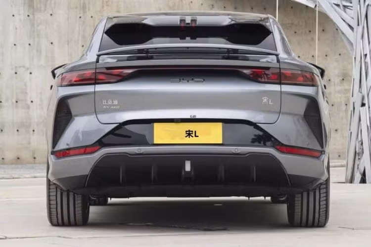 Hộc đựng cốc của BYD Song L có nút đậy, ngăn đựng đồ trung tâm vuông vắn, rộng rãi. Cốp xe rất phẳng và được trang bị phong phú, có hai móc, bốn điểm neo cho lưới hành lý, đèn chiếu sáng và ổ cắm điện ba pha 220V.