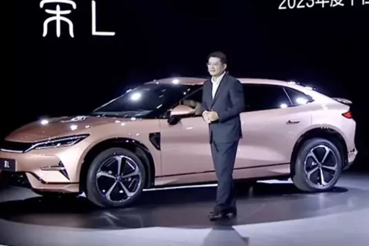 Hệ thống hương thơm và chế độ cảnh mang đến cho người dùng "hãy đến để có trải nghiệm buồng lái đắm chìm". Sau cùng, BYD Song L cũng được trang bị hệ thống hỗ trợ lái xe thông minh DiPilot của BYD, có thể đáp ứng hầu hết các tình huống sử dụng và có hơn 30 chức năng phụ trợ, như hỗ trợ tốc độ cao, lái xe thông minh, đỗ xe tự động, nhắc nhở giám sát tình trạng mệt mỏi, v.v. cải thiện an toàn lái xe.