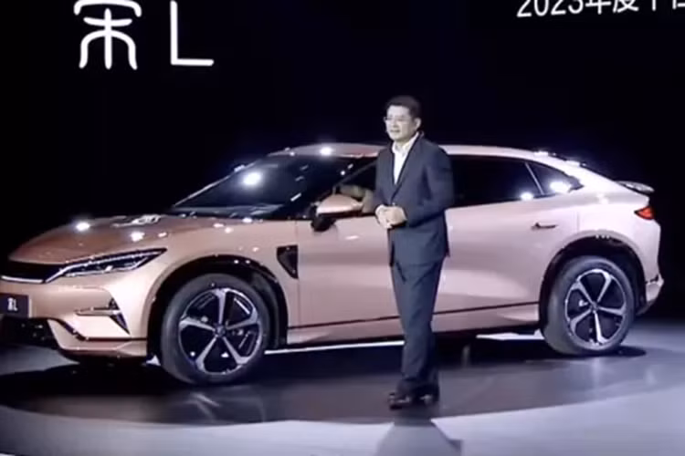 Hệ thống hương thơm và chế độ cảnh mang đến cho người dùng "hãy đến để có trải nghiệm buồng lái đắm chìm". Sau cùng, BYD Song L cũng được trang bị hệ thống hỗ trợ lái xe thông minh DiPilot của BYD, có thể đáp ứng hầu hết các tình huống sử dụng và có hơn 30 chức năng phụ trợ, như hỗ trợ tốc độ cao, lái xe thông minh, đỗ xe tự động, nhắc nhở giám sát tình trạng mệt mỏi, v.v. cải thiện an toàn lái xe.