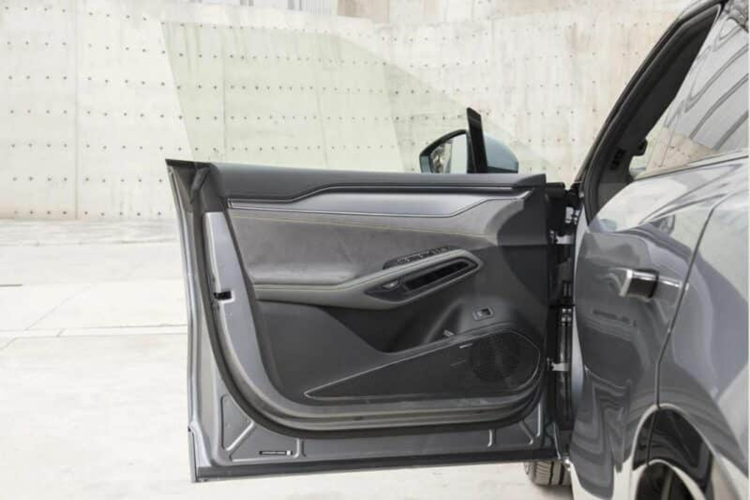 Phiên bản mới nhất của BYD Heart sử dụng công nghệ cắt pha lê để lộ nhiều họa tiết hơn. Cần số được tạo hình tinh xảo. Xung quanh cần số có các nút bấm liên quan đến lái xe. Khe cắm điện thoại di động dưới bảng điều khiển trung tâm thuận tiện đặt. Hỗ trợ bên trái sạc nhanh không dây 50W và còn có chức năng thông gió và làm mát.