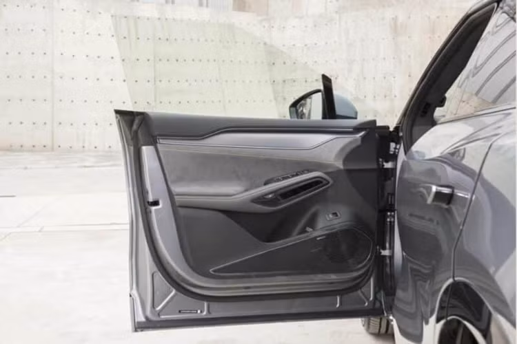 Phiên bản mới nhất của BYD Heart sử dụng công nghệ cắt pha lê để lộ nhiều họa tiết hơn. Cần số được tạo hình tinh xảo. Xung quanh cần số có các nút bấm liên quan đến lái xe. Khe cắm điện thoại di động dưới bảng điều khiển trung tâm thuận tiện đặt. Hỗ trợ bên trái sạc nhanh không dây 50W và còn có chức năng thông gió và làm mát.