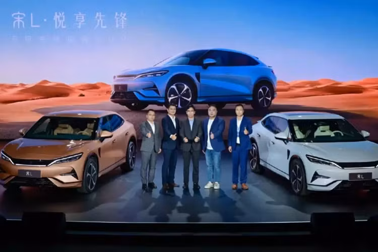 Về phần nhân vật chính BYD Song L của ngày hôm nay, ưu điểm lớn nhất của nó chính là ngoại hình, về cấu hình cũng không thiếu những điểm sáng, sức mạnh tổng thể vẫn có thể thu hút được nhiều người tiêu dùng, nhưng tốt nhất là có thể cạnh tranh được cả về giá bán khi ra mắt chính thức cuối năm nay, với giá chính thức sẽ giảm đáng kể so với giá mở bán trước.