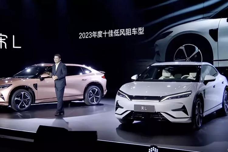 Chưa hết, phần đèn pha được nối với lưới trung tâm và chảy theo ánh sáng và bóng tối, tạo hiệu ứng thị giác tốt. Điều đáng nói là BYD Song L cũng sẽ được trang bị cốp trước và sau để nâng cao tính thực dụng, chứa hành lý cho người dùng, thay vì chỉ có cốp sau.