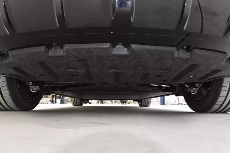 Bên cạnh đó, BYD Song L sẽ trở thành đối thủ cạnh tranh của Zeekr 001. Nó cung cấp kích thước và hệ thống truyền động tương tự. Mẫu xe của Geely đắt hơn nhưng cũng cung cấp nhiều chức năng sang trọng hơn, chẳng hạn như hệ thống treo khí nén.