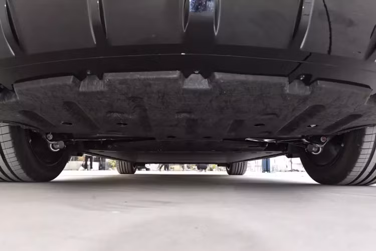 Bên cạnh đó, BYD Song L sẽ trở thành đối thủ cạnh tranh của Zeekr 001. Nó cung cấp kích thước và hệ thống truyền động tương tự. Mẫu xe của Geely đắt hơn nhưng cũng cung cấp nhiều chức năng sang trọng hơn, chẳng hạn như hệ thống treo khí nén.