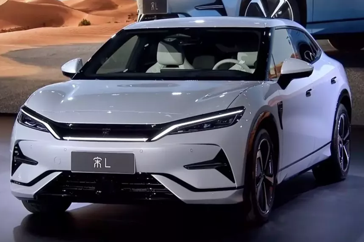 Song L là mẫu BYD mới nhất dựa trên kiến trúc e-Platfrom 3.0 cũng là nền tảng của Seal, Dolphin, Atto 3 (Yuan Plus)... đã được phát triển và bán ra trước đó, sự có mặt của BYD Song L 2023 mới trên thị trường xe SUV điện cỡ trung cũng khiến cho phân khúc này hấp dẫn hơn.