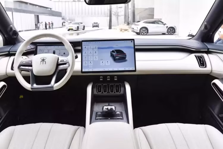 Phần hông xe BYD Song L có tư thế thân xe thấp cùng đường mui trượt xuống khiến phần đuôi xe trông rất đầm chắc. Nhiều đường gân được viền ở bên thân xe, nâng cao cảm giác chắc chắn cho xe. Đèn hậu có thiết kế tinh gọn và cũng được trang bị cánh lướt gió phía sau có thể nâng lên.